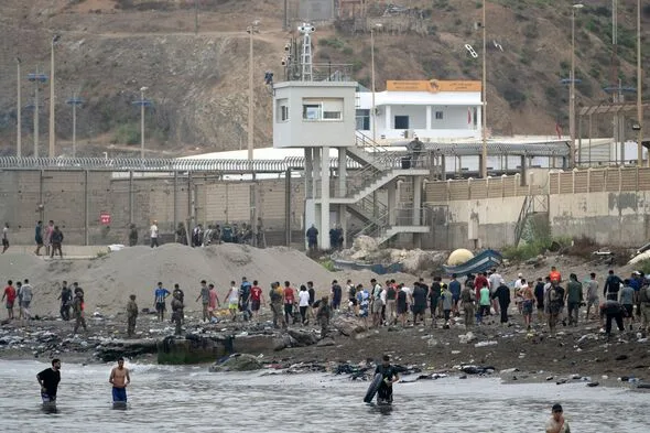4万9000人が国境突破、スペイン領セウタで何が起きているのか