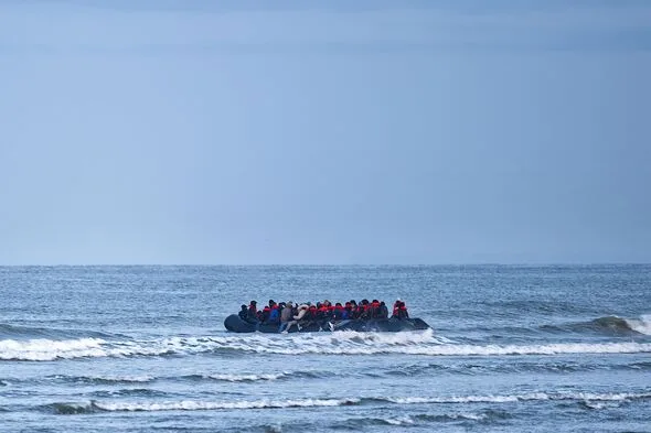 英仏海峡でボート転覆、1人死亡・生後1年の赤ちゃん含む6人搬送