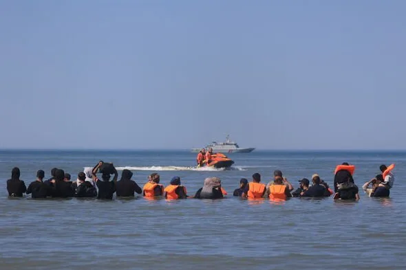 英仏海峡でボート転覆、1人死亡・生後1年の赤ちゃん含む6人搬送