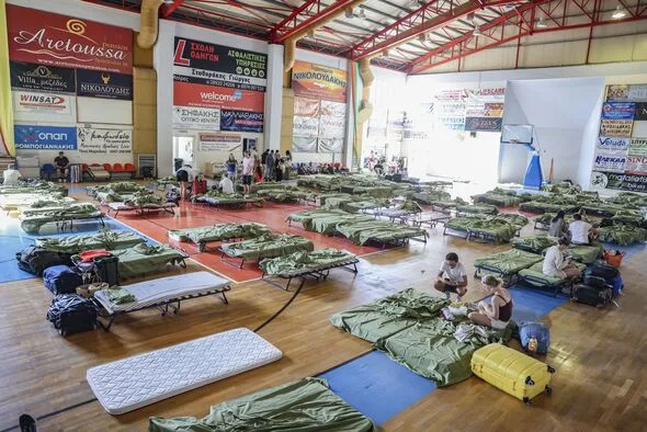 ギリシャ・クレタ島で大規模山火事、8000人が緊急避難 消防士2人死亡