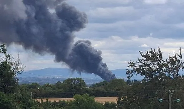 ダブリン空港近くで大規模火災、黒煙が空を覆う…消防車5台出動の緊迫現場