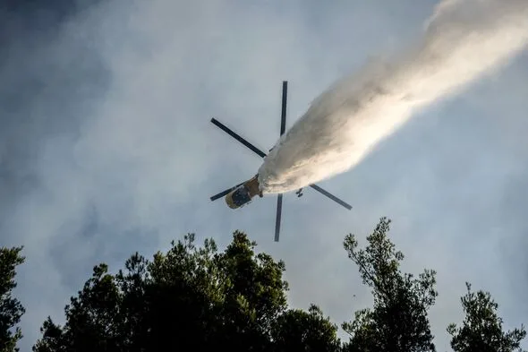 ギリシャで消防ヘリ同士が空中衝突、炎上する山火事の消火活動中に