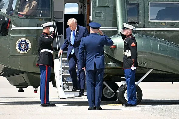 トランプ搭乗ヘリ、旅客機とニアミス わずか0.8マイルの危機