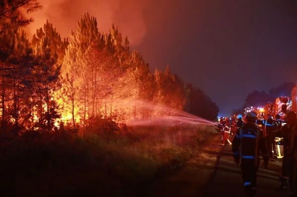 ギリシャ・クレタ島で山火事、消防士2人死亡…英仏でも大規模避難