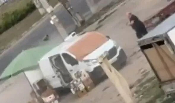 「野菜を見せたのに…」露ドローンが露店主を執拗に追跡、爆発寸前の恐怖映像