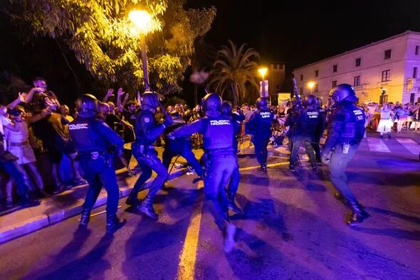 「マジョルカは限界」2万5000人デモで警官と衝突、8人負傷の騒動に再抗議
