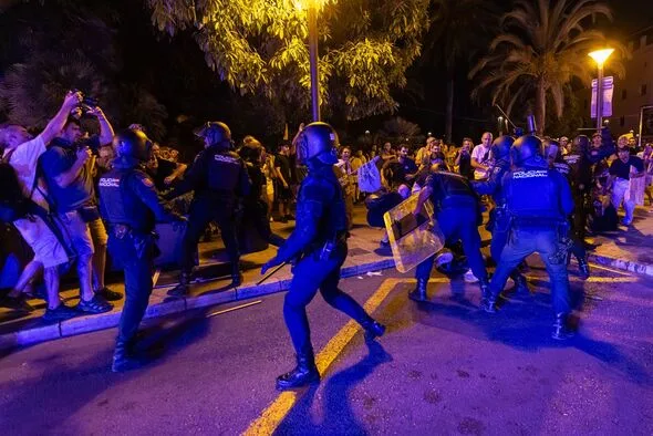 「マジョルカは限界」2万5000人デモで警官と衝突、8人負傷の騒動に再抗議