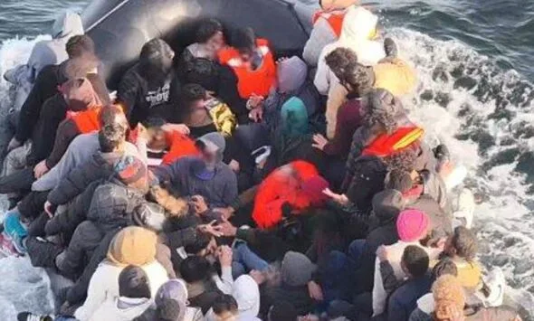 英仏海峡、165人乗り「メガ・ジンギー」登場　密航業者の荒稼ぎに批判