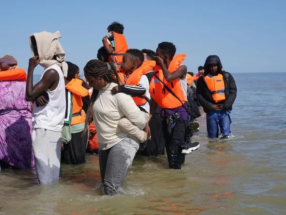 英仏海峡、165人乗り「メガ・ジンギー」登場　密航業者の荒稼ぎに批判