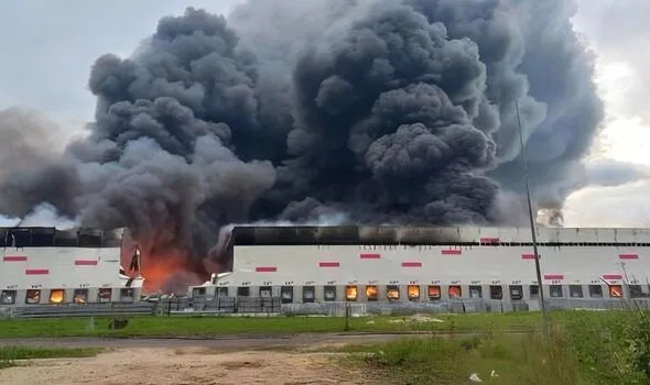 ロシアの“アマゾン”倉庫炎上、ウクライナ大規模ドローン攻撃の標的に
