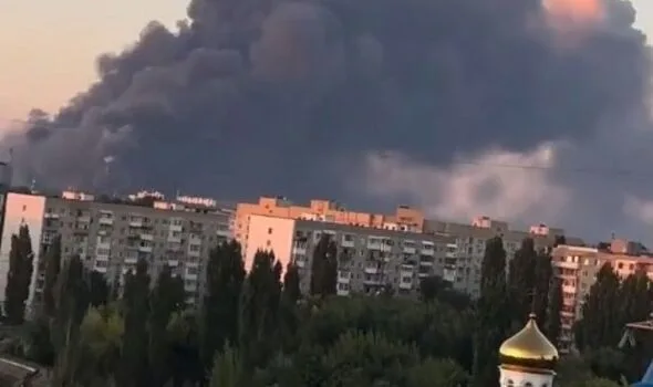 空が真っ黒に…ウクライナ大規模攻撃でロシア製油所・倉庫炎上、15回目の被弾