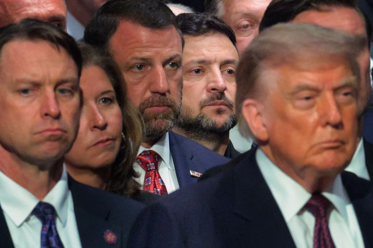 トランプ大統領、友人の葬儀で“まさかの爆睡&異臭騒ぎ”?後ろの男が死にそうな顔に