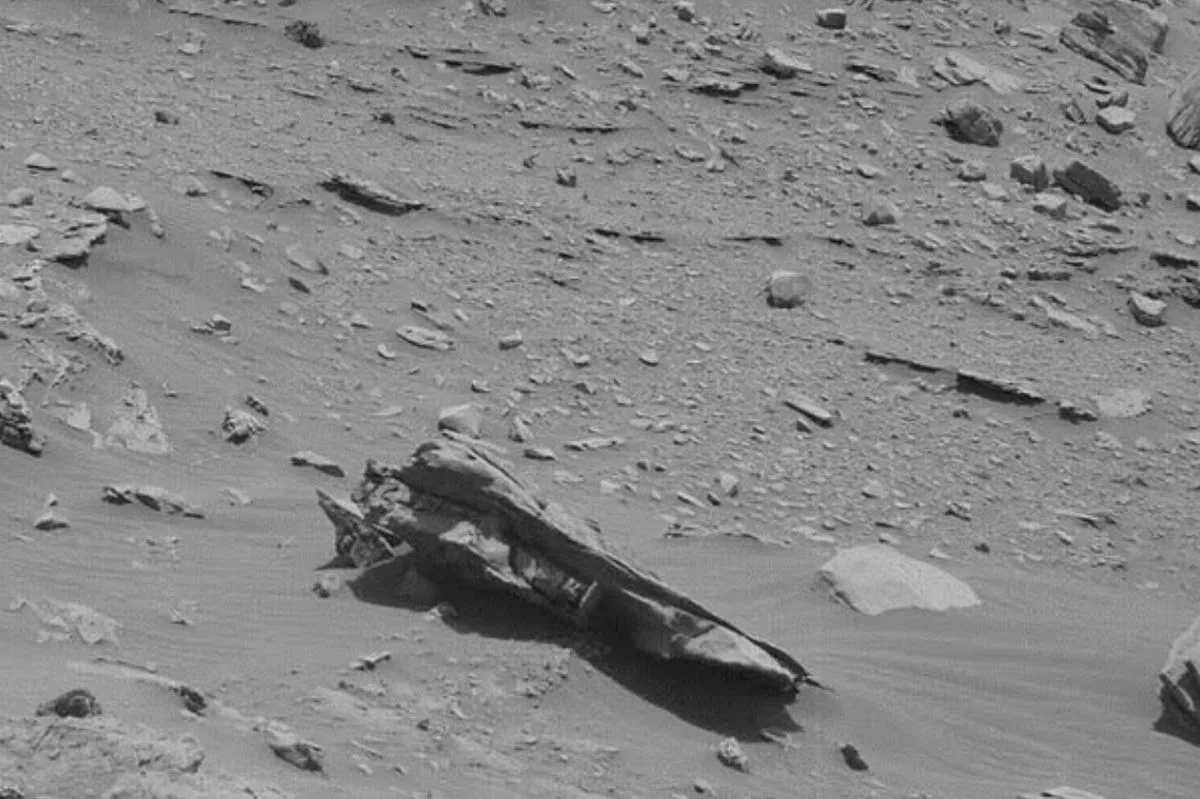 火星に「未爆発のエイリアンミサイル」?NASAの写真が巻き起こす超常バトル